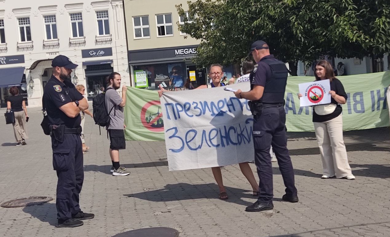 В Ужгороді на учасників мітингу проти забудови вітряками гір поліція склала протоколи (ФОТО)