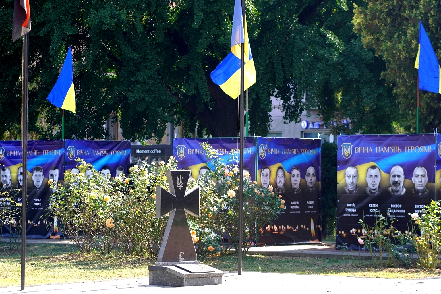 В Ужгороді портрети загиблих Героїв перемістили до скверу на площі Шандора Петефі (ФОТО)