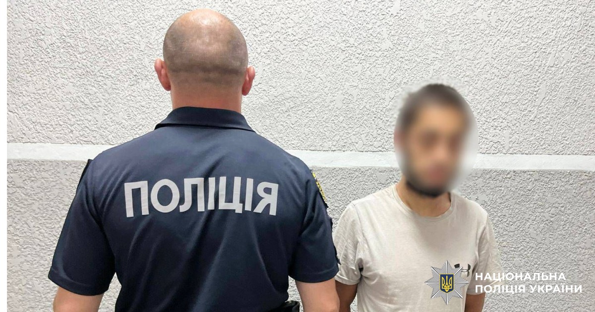 У Мукачеві затримали грабіжника, який напав на жінку в під’їзді та відібрав золоті прикраси (ФОТО)