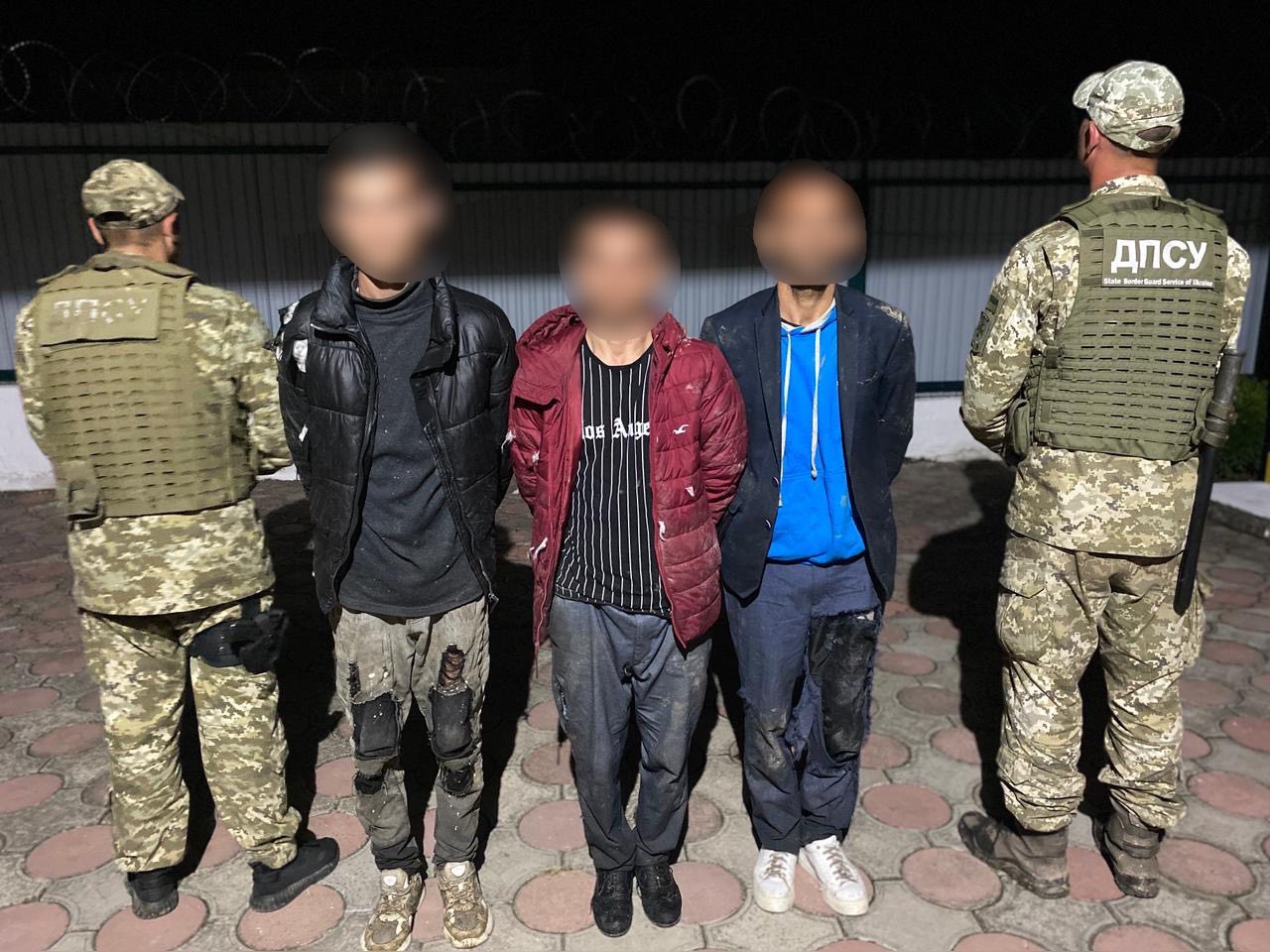 На Закарпатті прикордонники зупинили нічну втечу 10 порушників кордону