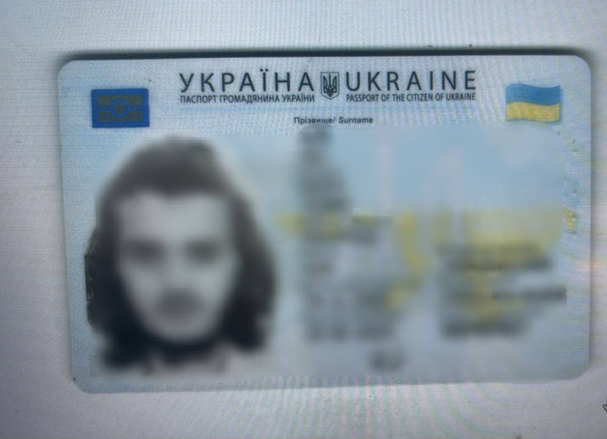 Львів’янин хотів перетнути кордон на Закарпатті з підробленим паспортом і хабарем у 100 тис. грн (ФОТО)