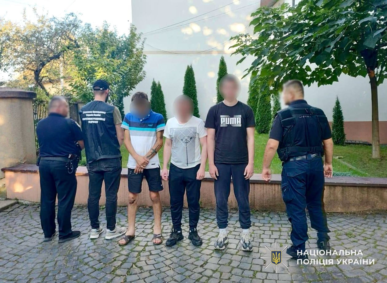 На Закарпатті прикордонники затримали переправника та двох «клієнтів» (ФОТО)