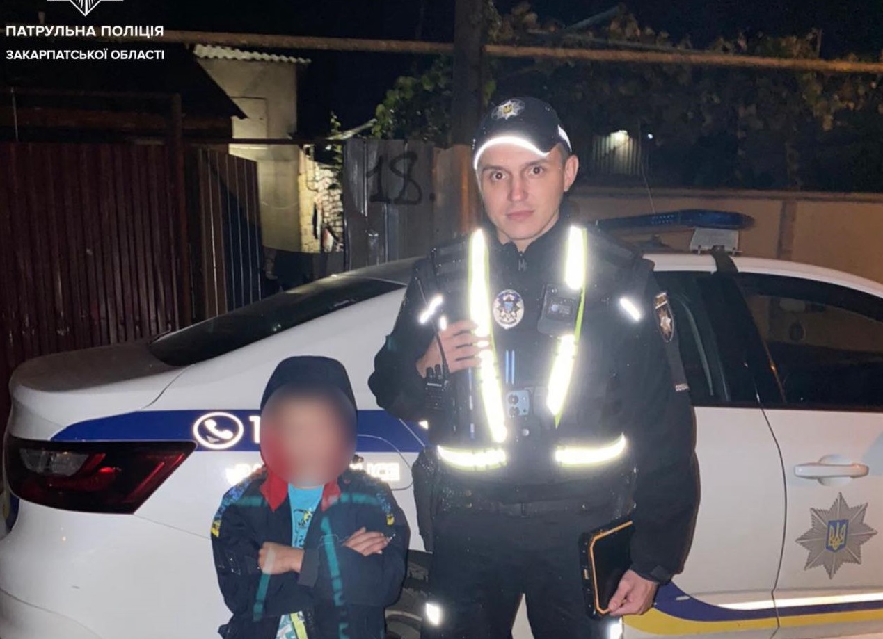 В Ужгороді патрульні повернули додому 8-річного хлопчика, який гуляв без нагляду (ФОТО)