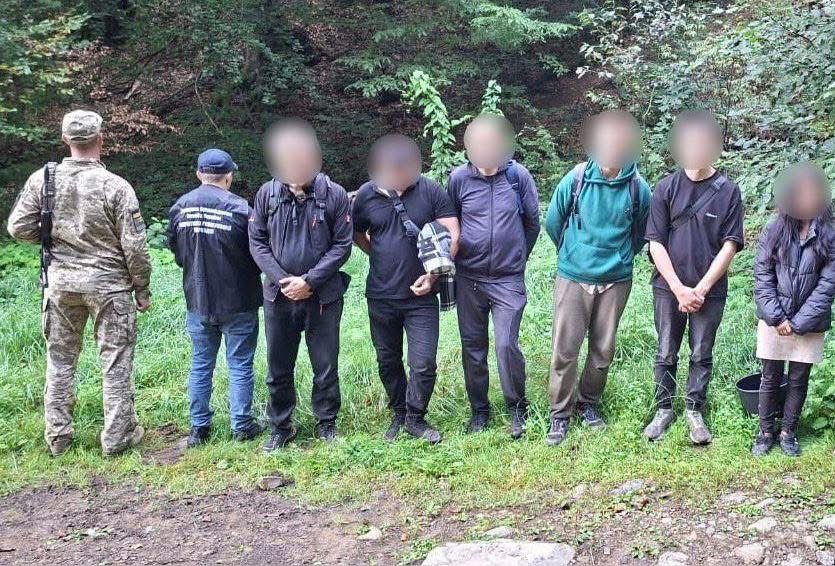 На Закарпатті 24-річна жінка намагалася переправити до Румунії п’ятьох чоловіків (ФОТО)