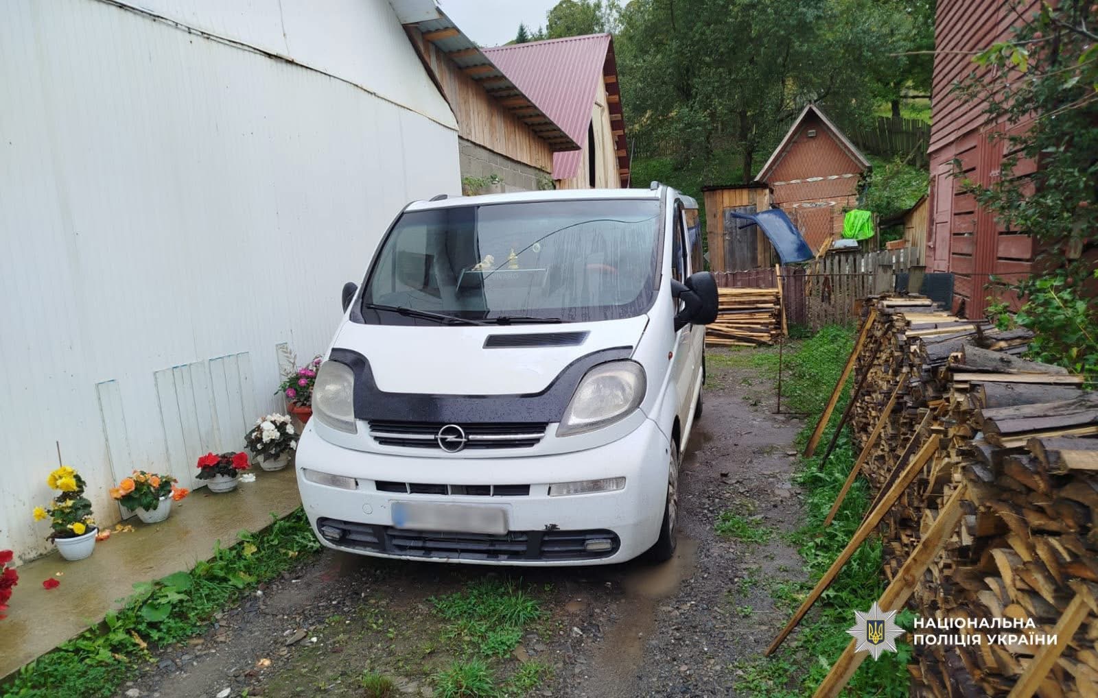 На Рахівщині підліток викрав 17 тисяч гривень з авто (ФОТО)