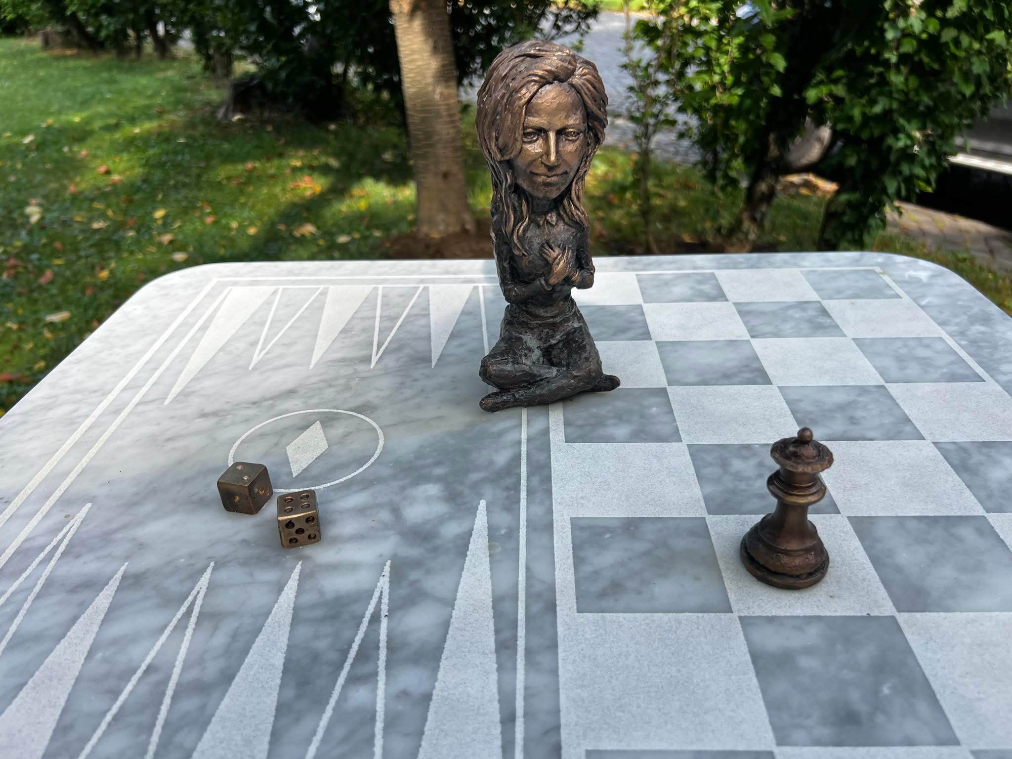 В Ужгороді з’явилася 78-ма мініскульптура — на честь угорської шахістки Юдіт Полґар (ФОТО)