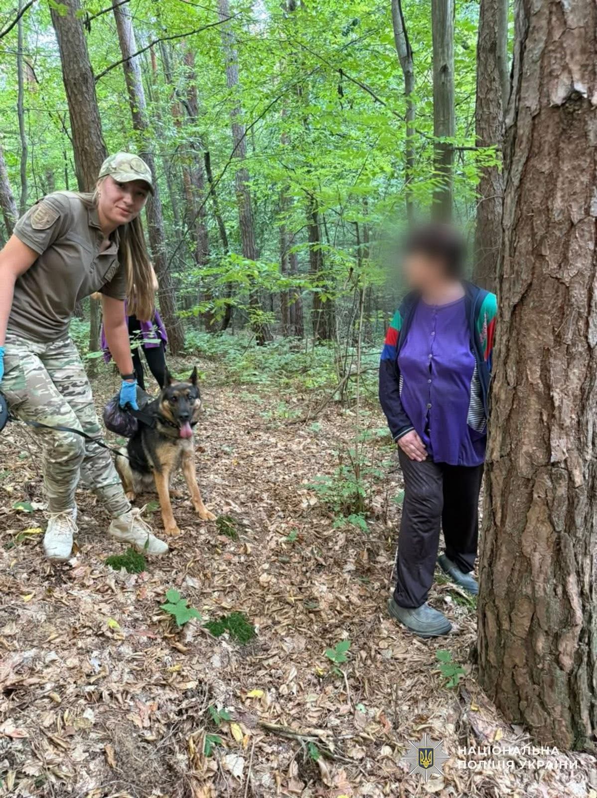 Поліцейська вівчарка врятувала 53-річну жінку, яка заблукала в лісі (ФОТО)