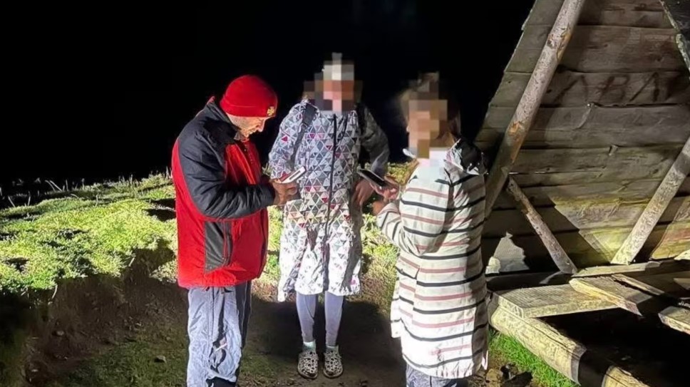 На Рахівщині врятували туристок, які застрягли на спуску з Петроса (ФОТО)