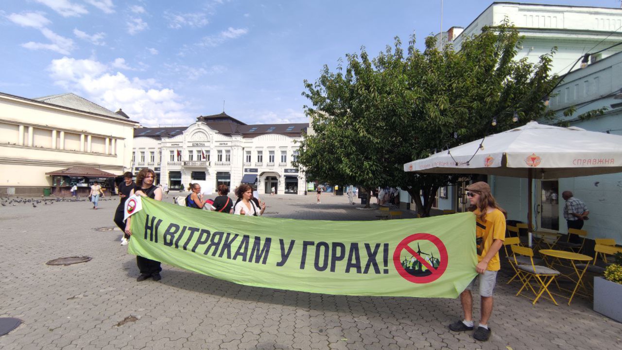Під час візиту Зеленського в Ужгород, місцеві вийшли на протест проти вітряків на Полонині Руна (ФОТО)