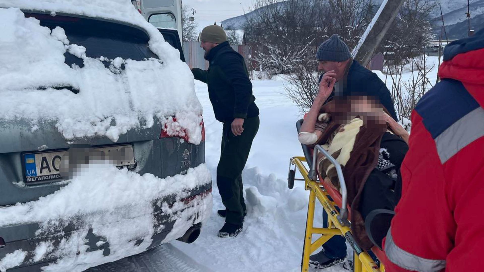 Високопрохідний автомобіль врятував жінку з інсультом у гірському селі на Закарпатті (ФОТО)