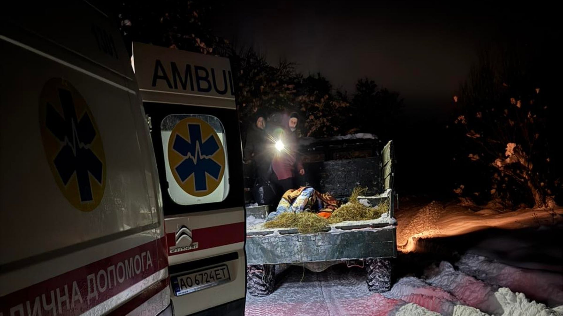 Через засніжені дороги медики понад 4 години евакуювали пенсіонера з опіками на Великоберезнянщині (ФОТО)