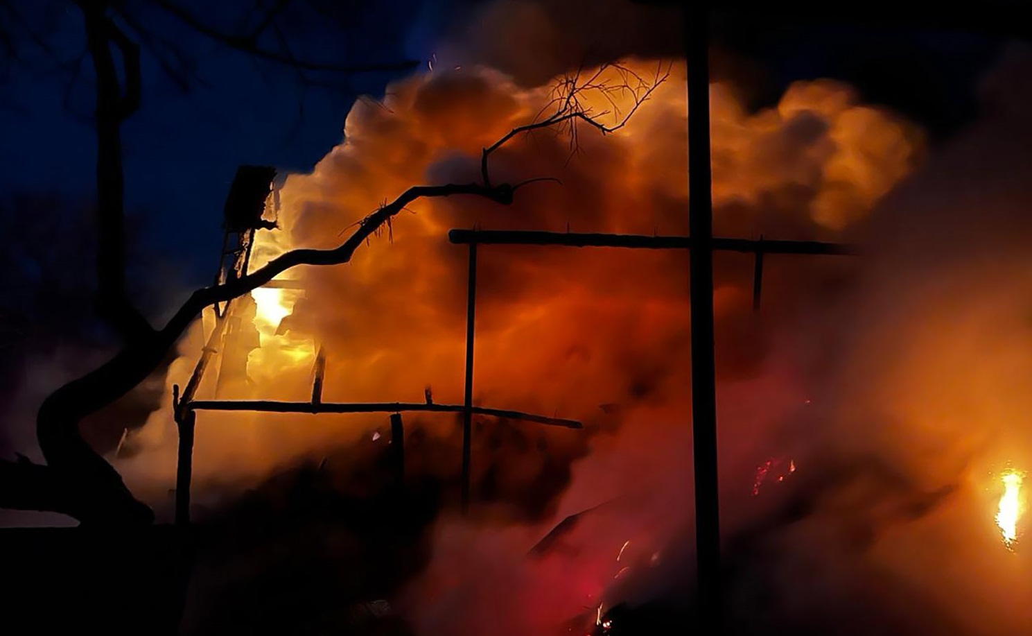 У Олешнику на Берегівщині ледь не згорів житловий будинок (ФОТО)