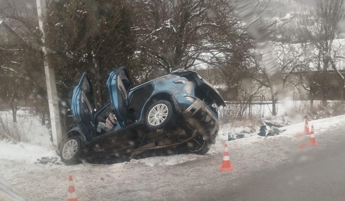 На Рахівщині авто з’їхало в кювет через ожеледицю (ФОТО)