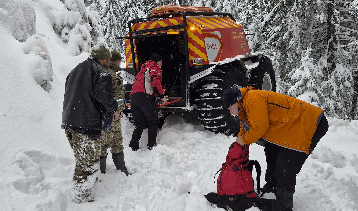 У горах Рахівщини врятували 47-річного чоловіка, який планував перетнути кордон (ФОТО)