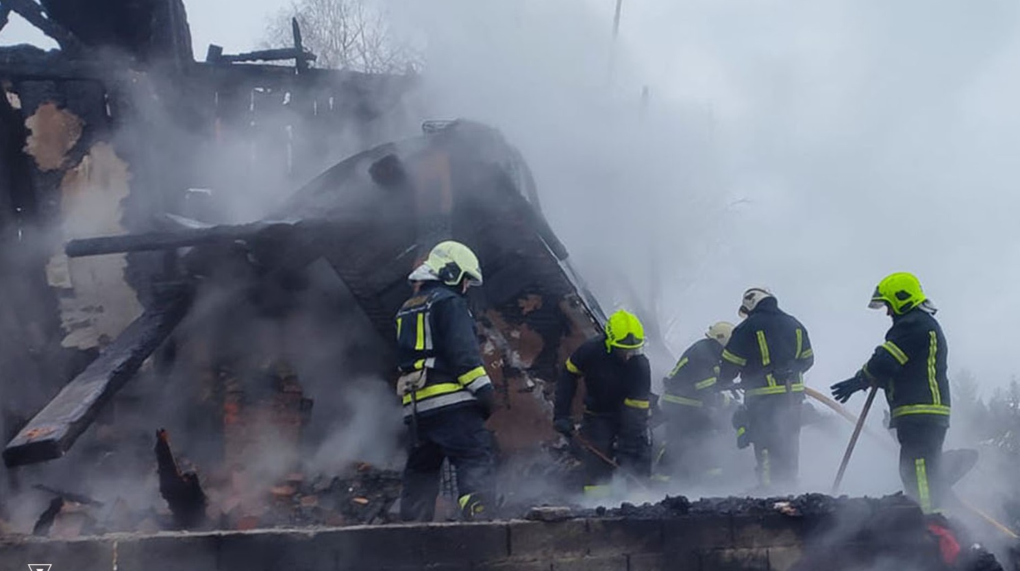 У Лазещині вночі горів двоповерховий житловий будинок (ФОТО)