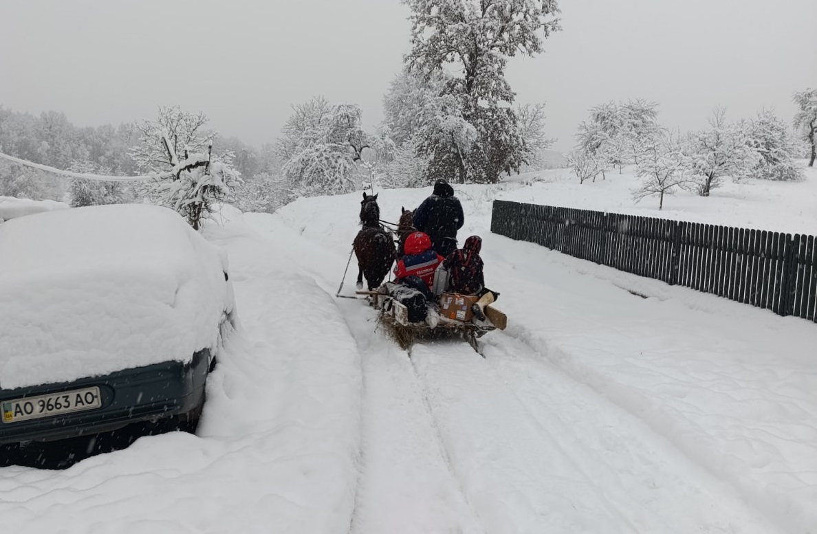 На Тячівщині через негоду медики дісталися пацієнта із судомами на кінних санях (ФОТО)
