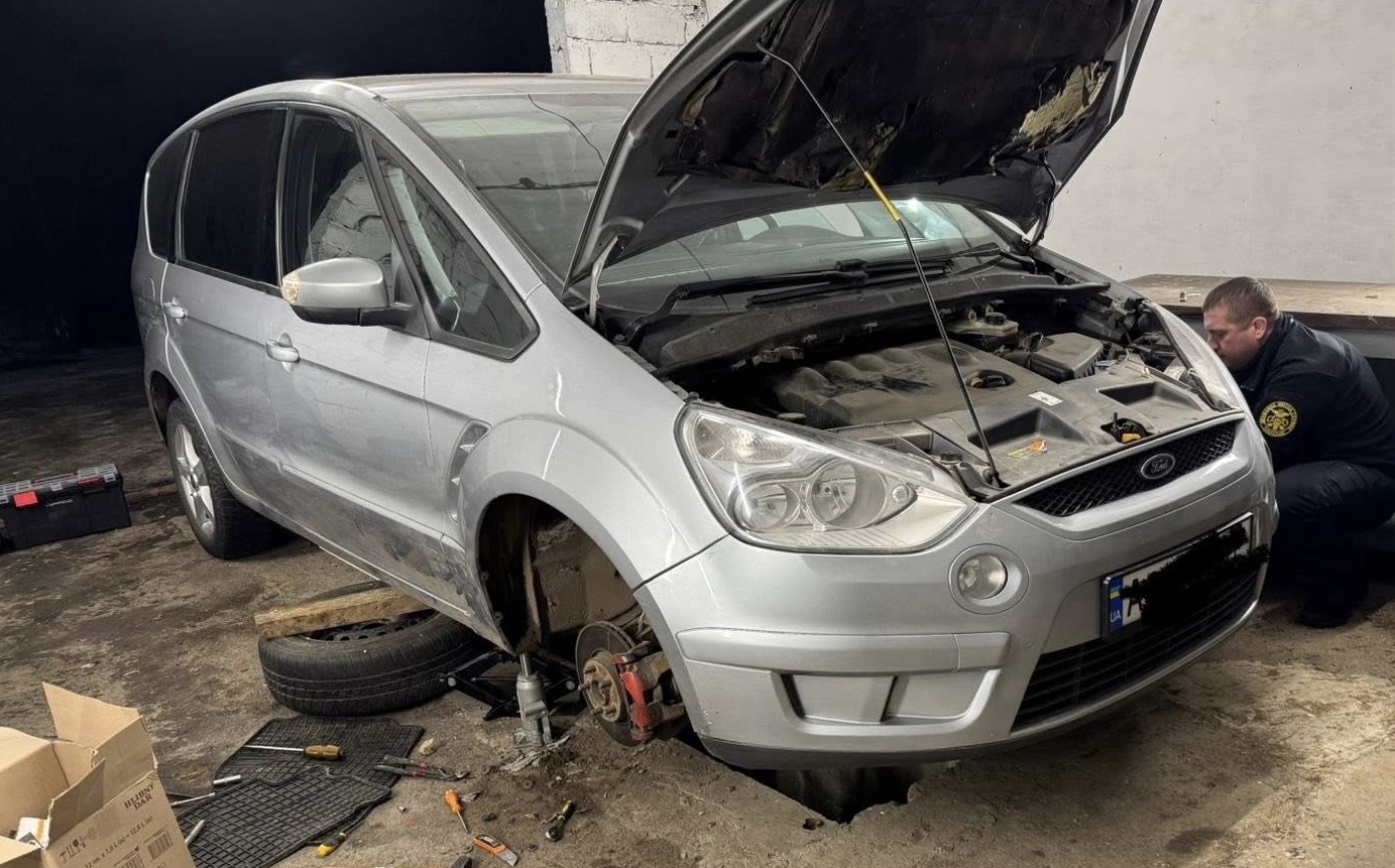 На Закарпатті митники вилучили авто з тайниками сигарет (ФОТО)