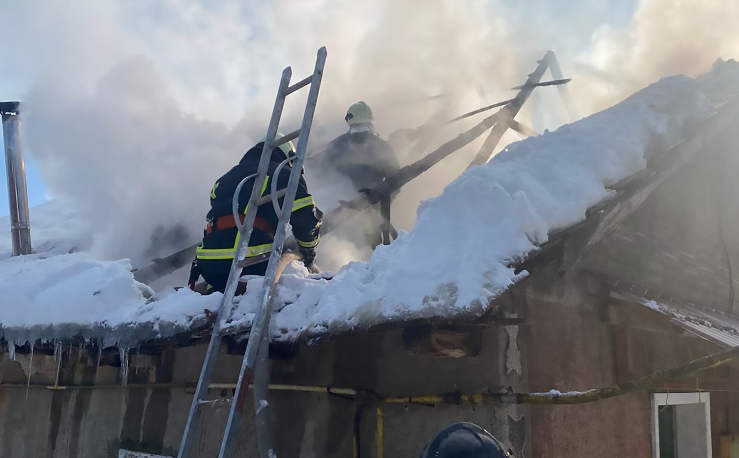 У селі Ільниця на Хустщині ледь не згорів житловий будинок (ФОТО)