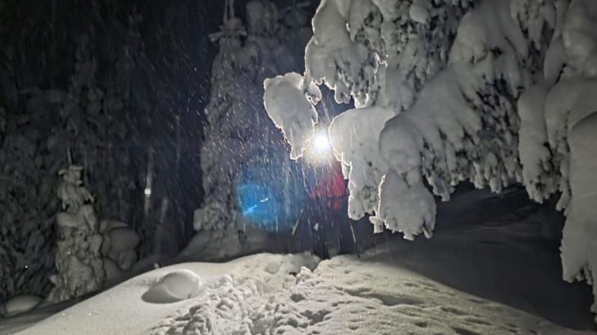 У румунських Карпатах врятували двох українців, які збилися з маршруту в критичному холоді і двометрових заметах (ФОТО)