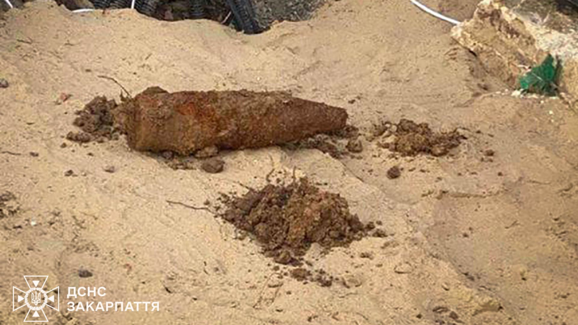 В Ужгороді під час земляних робіт знайшли артилерійський снаряд часів Другої світової війни (ФОТО)