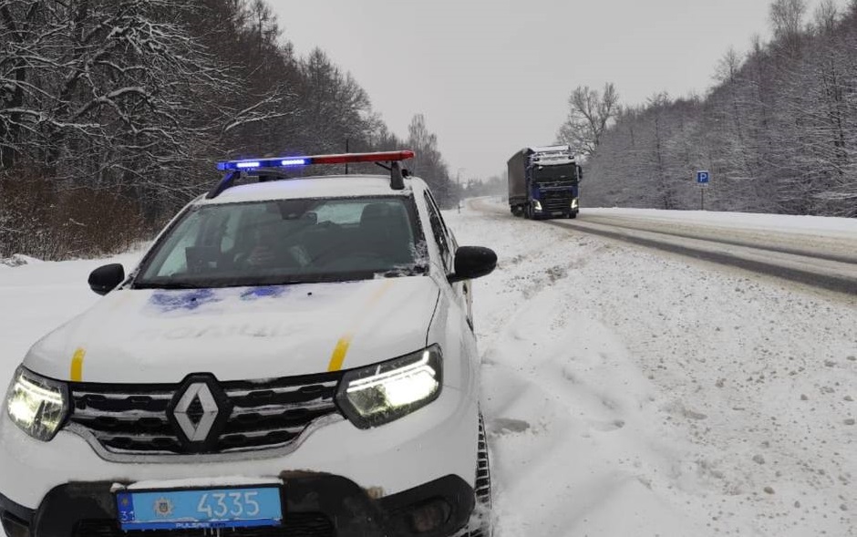 Снігопад ускладнив проїзд гірськими перевалами між Закарпаттям і Львівщиною (ФОТО)