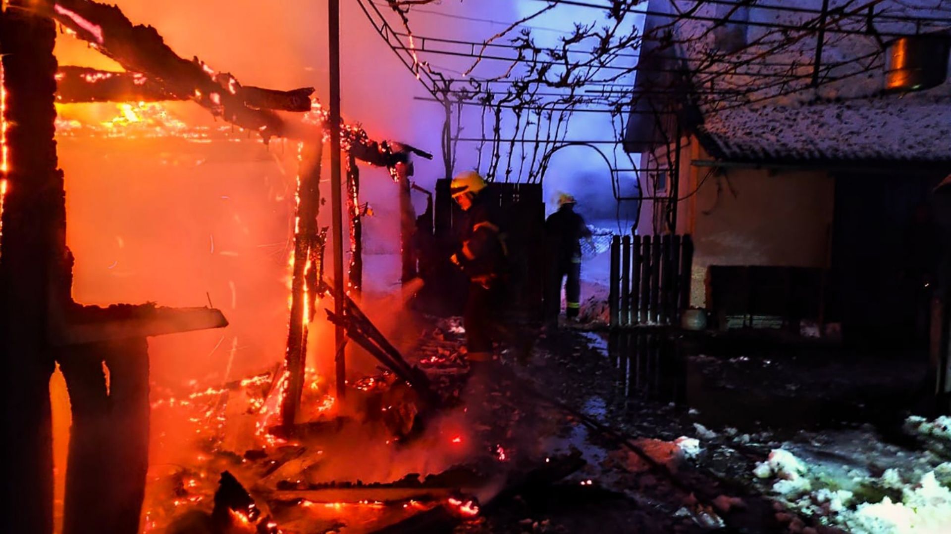 На Хустщині через пожежу в гаражі ледь не зайнявся будинок (ФОТО)