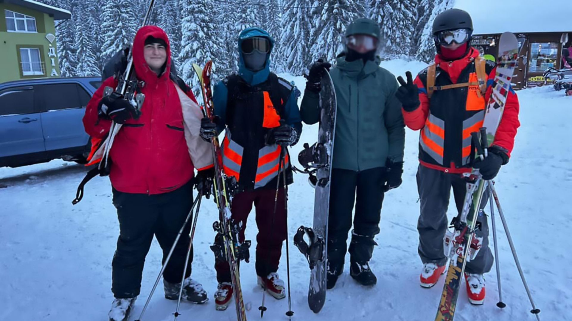 Рятувальники визволили сноубордиста із снігових заметів у горах Рахівщини (ФОТО)