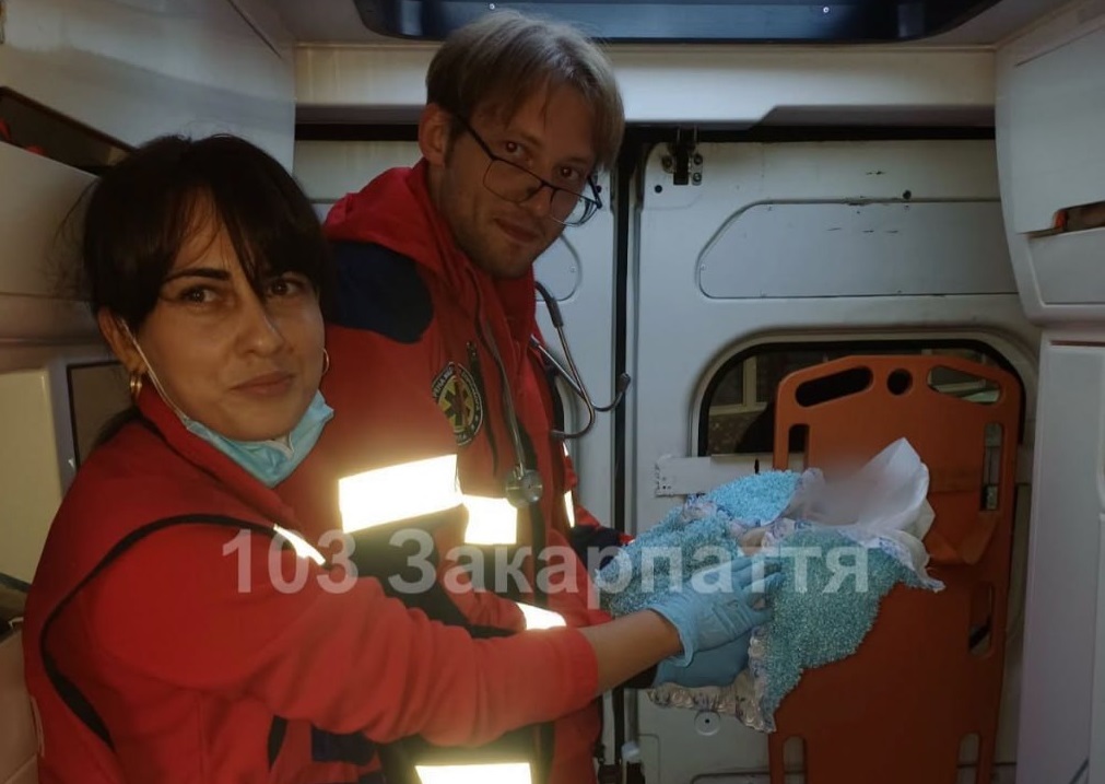 На Ужгородщині 14-річна дівчина народила доньку в автомобілі «швидкої» (ФОТО)