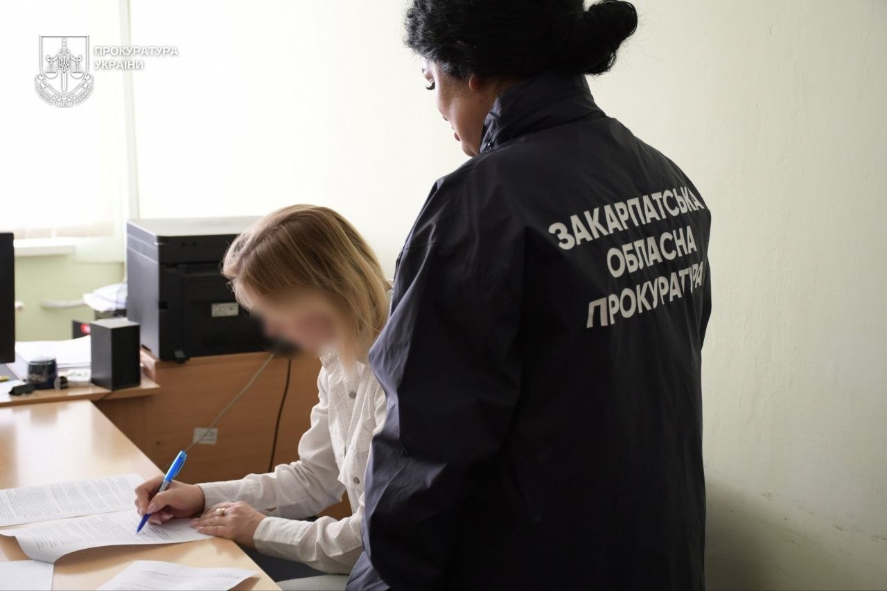 На Закарпатті посадовицю Фонду соцзахисту підозрюють у причетності до схеми з фіктивним оформленням протезів (ФОТО)