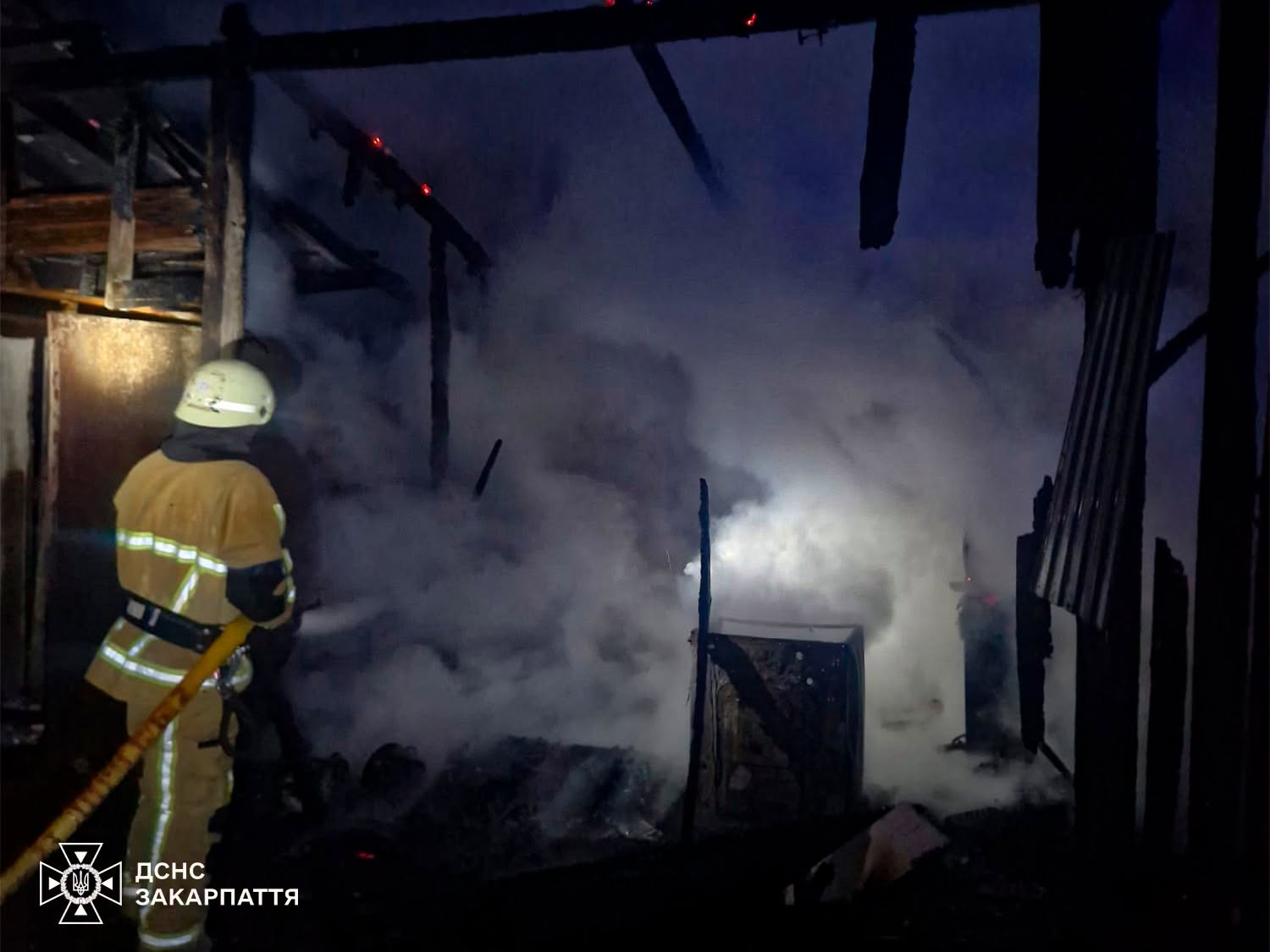 На Рахівщині після розпалювання печі ледь не сталося масштабної пожежі (ФОТО)