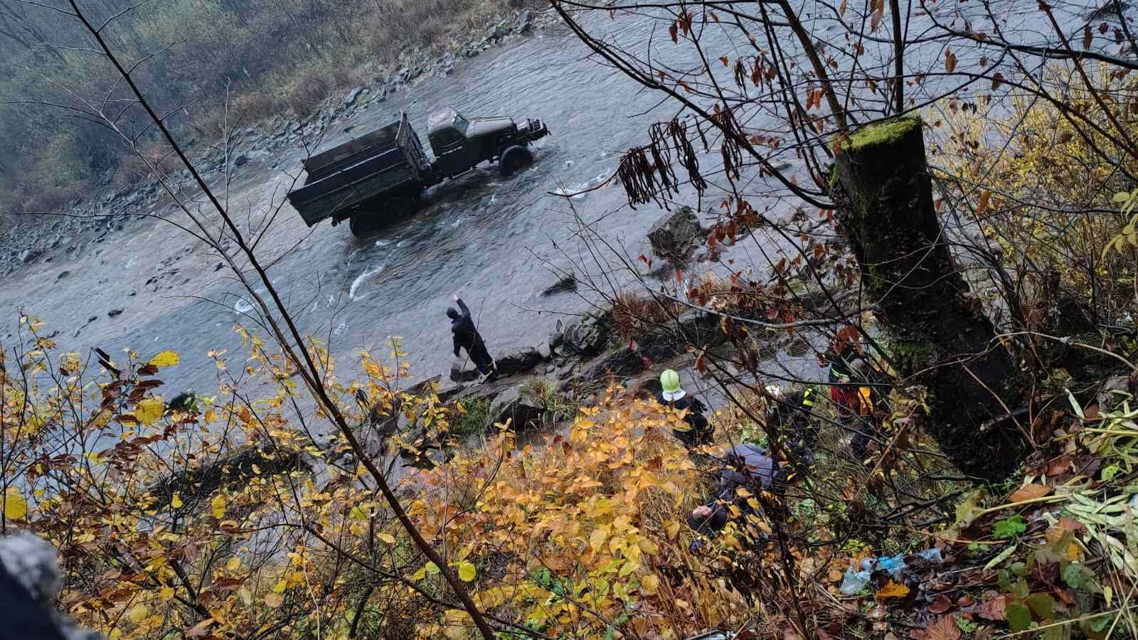 На Міжгірщині вантажівка зірвалася в річку (ФОТО)