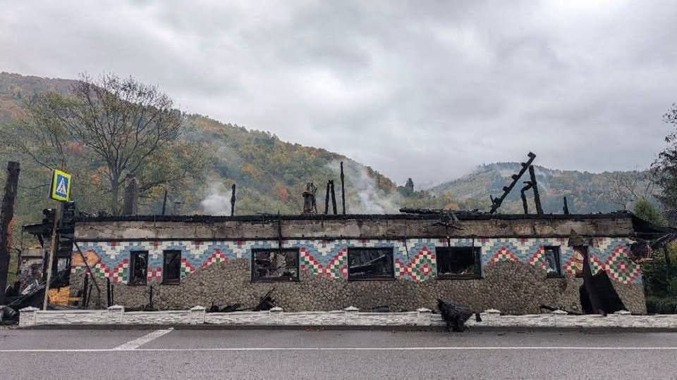 На Рахівщині масштабна пожежа знищила відомий ресторан «Бокораш» (ФОТО)