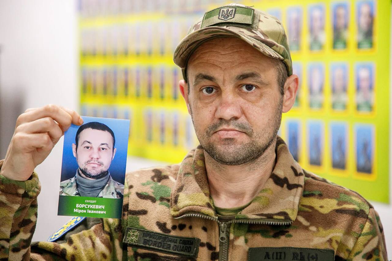 Після російського полону прикордонник Чопського загону повернувся до служби та зняв своє фото з меморіальної дошки (ФОТО)