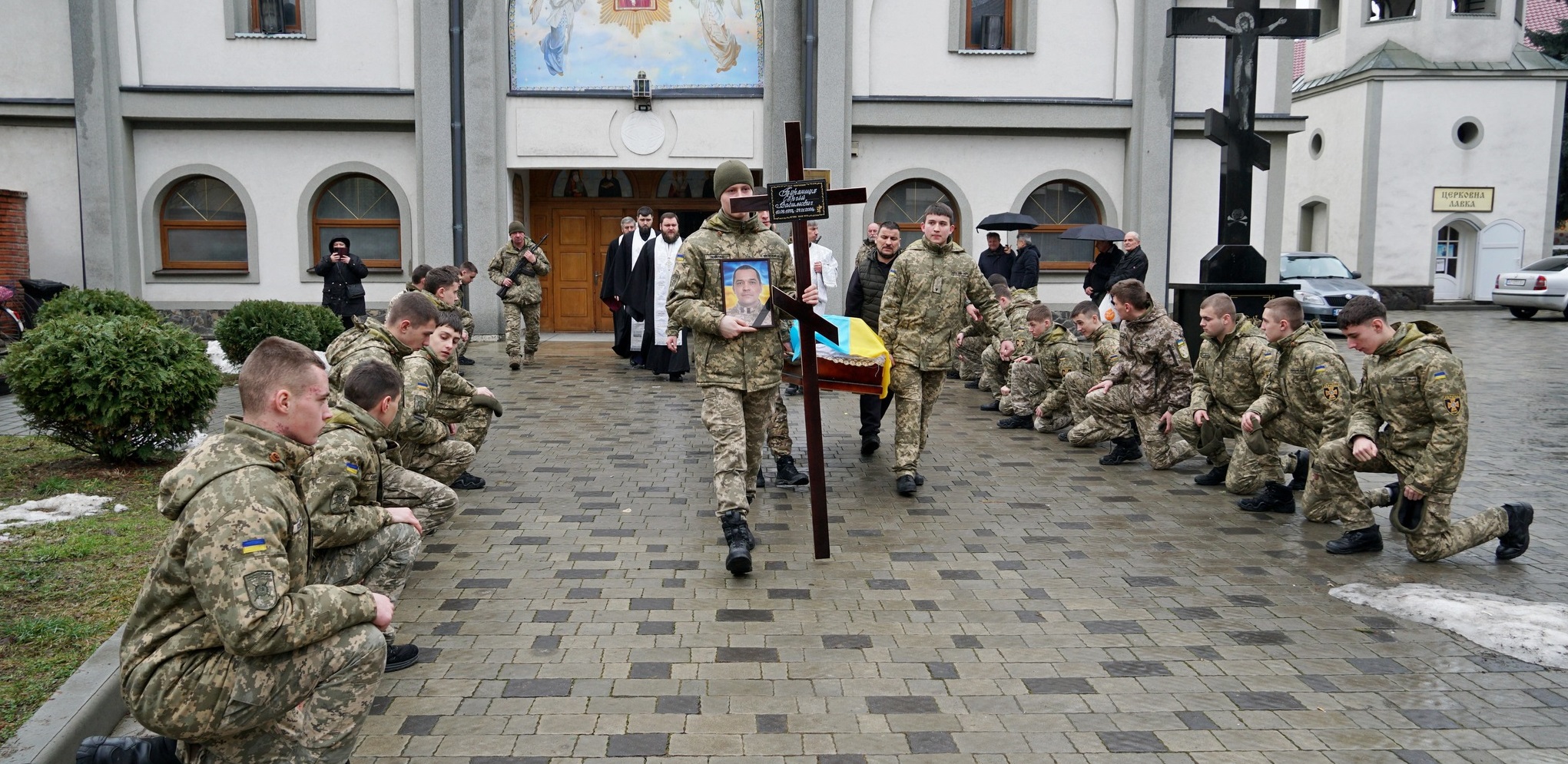 У Мукачеві провели в останню дорогу померлого військовослужбовця Сергія Туряницю (ФОТО)