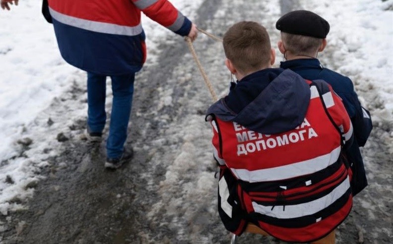 На Рахівщині медики евакуювали пацієнта на санчатах (ФОТО)