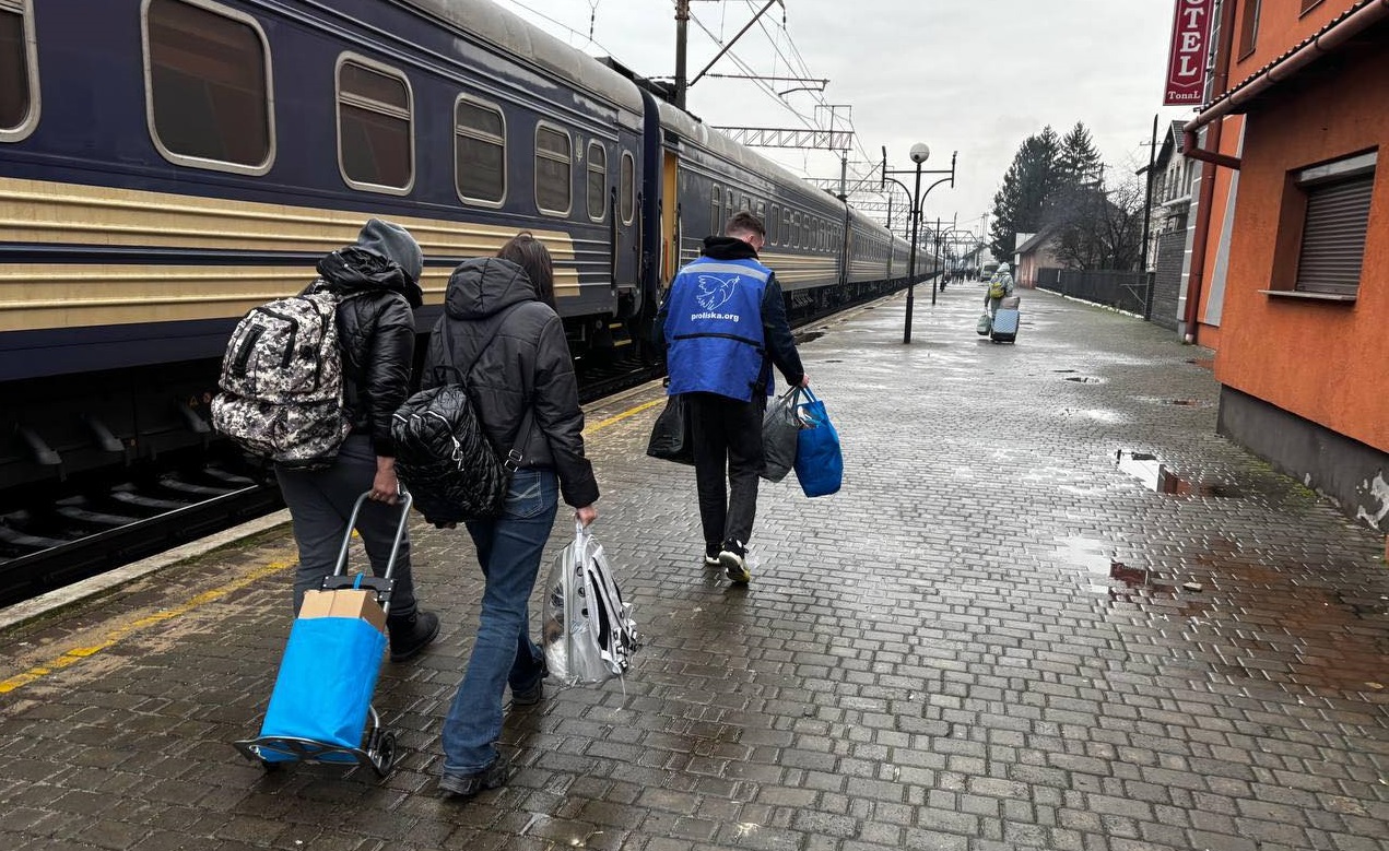 У Мукачеві волонтери зустріли родину з Краматорська, яка постраждала від обстрілу (ФОТО)