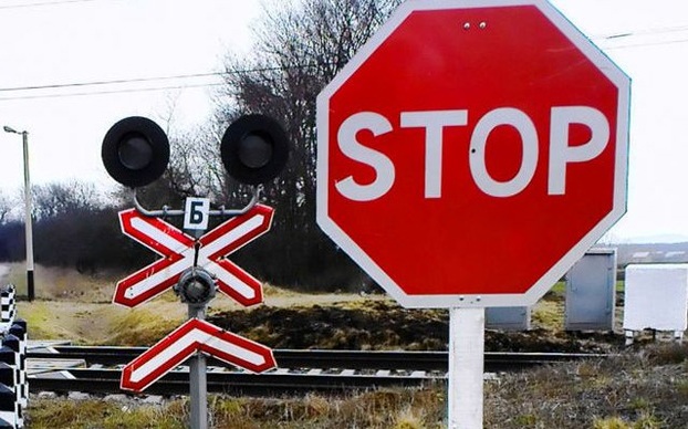 На Закарпатті перед залізничними переїздами встановлюють знаки «Стоп» через відключення світлофорів