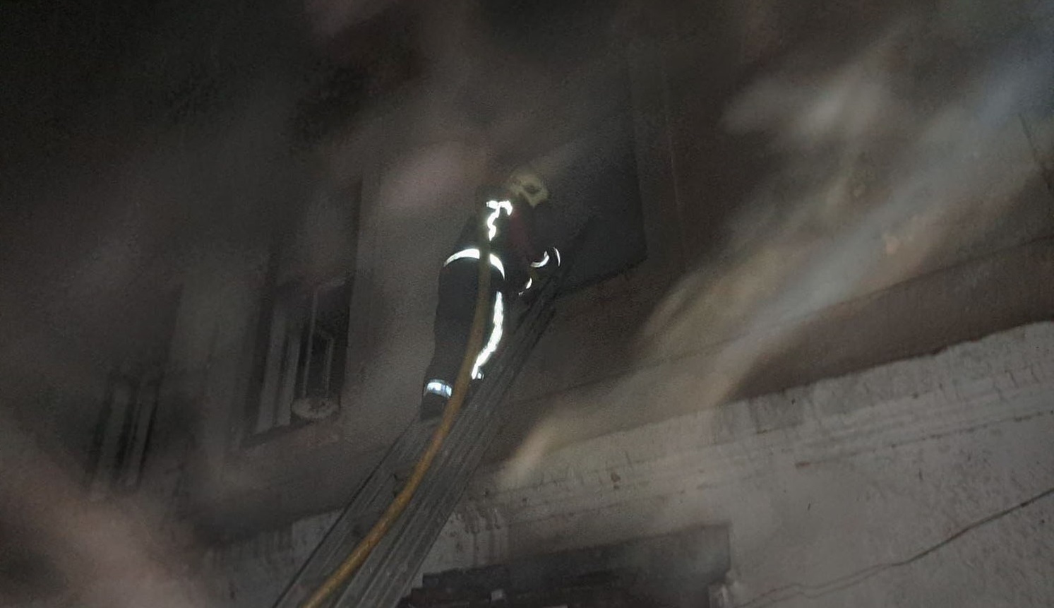 На Берегівщині горів будинок (ФОТО)