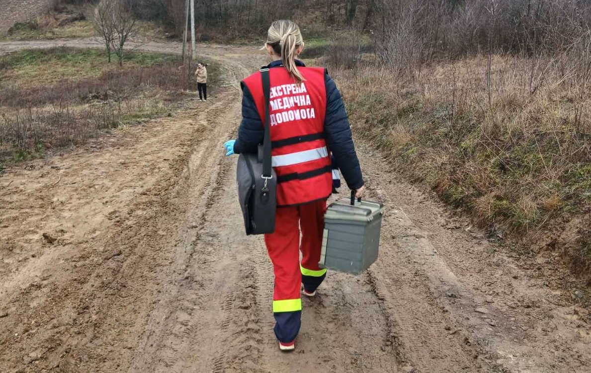 На Мукачівщині медики пішки долали 600 метрів бездоріжжя, щоб врятувати чоловіка (ФОТО)