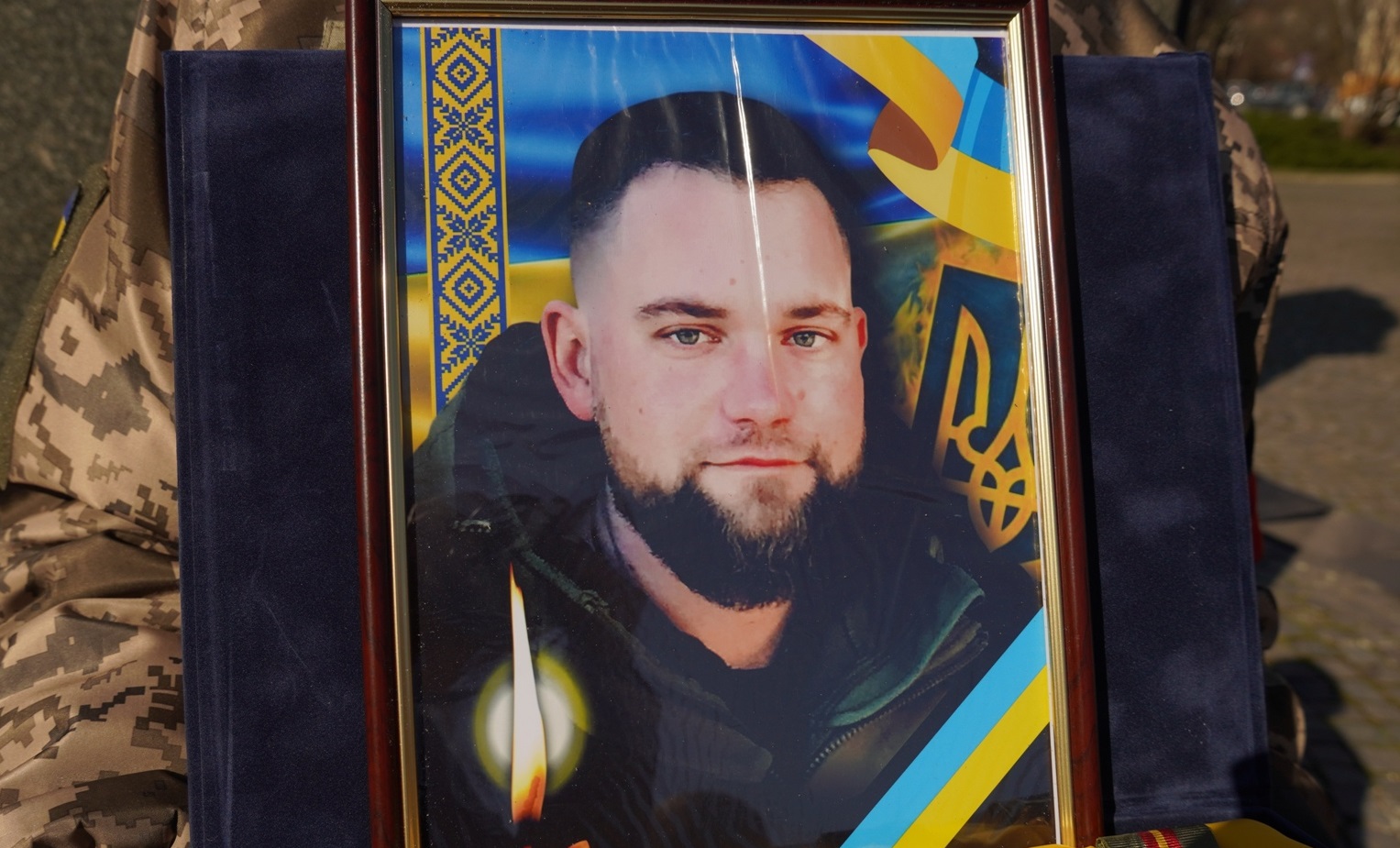 В Ужгороді останню дорогу провели полеглого Героя Олександра Тарная (ФОТО)