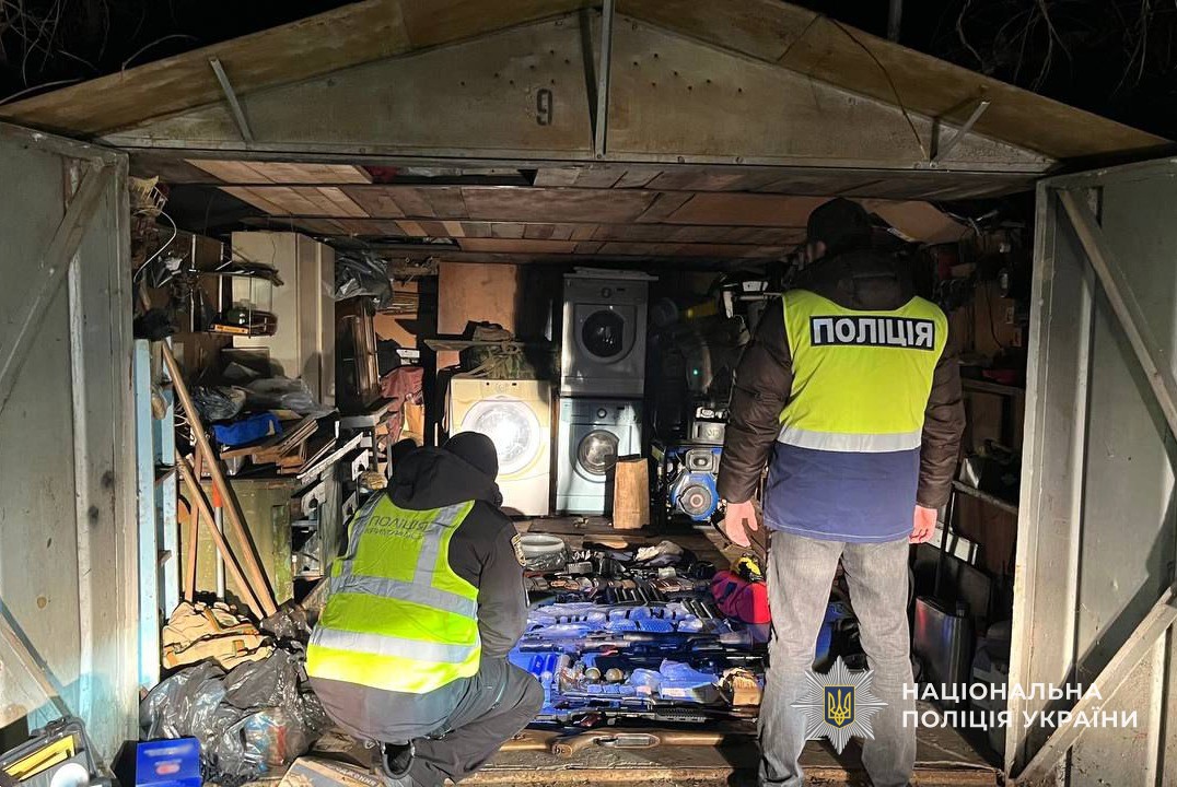 У Мукачеві викрили схрон зі зброєю: вилучено гранатомет, автомати та понад тисячу набоїв (ФОТО)