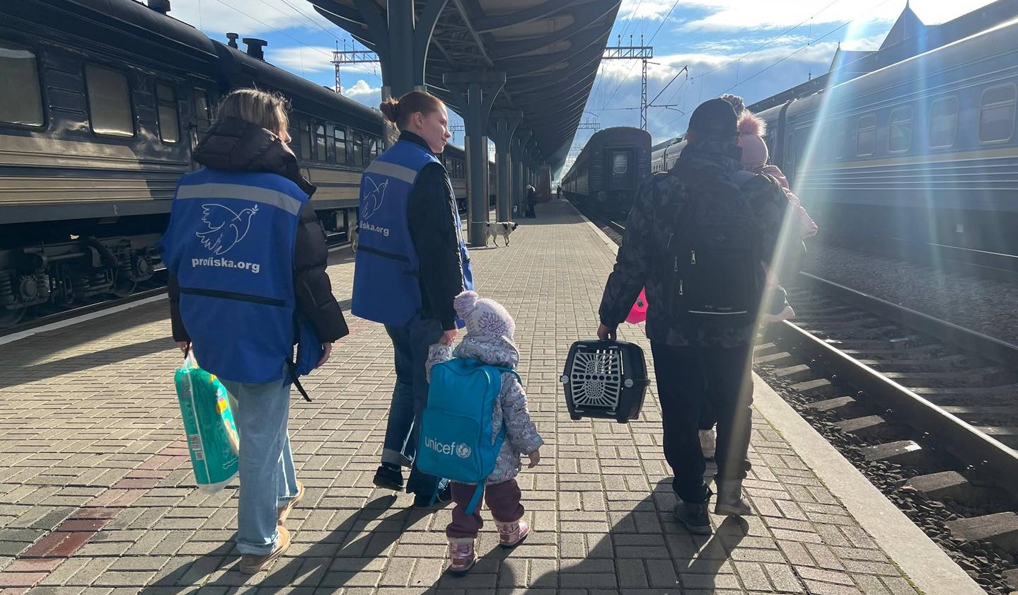 На Закарпатті прихистили родину з прифронтової території, яка втратила дім через обстріл (ФОТО)