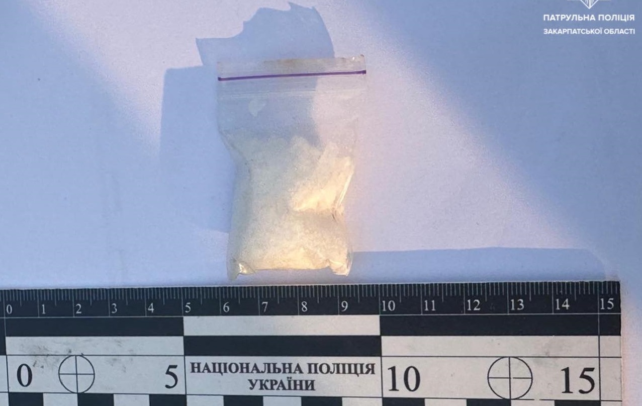 У Мукачеві під час зупинки авто поліцейські виявили у водія наркотики (ФОТО)