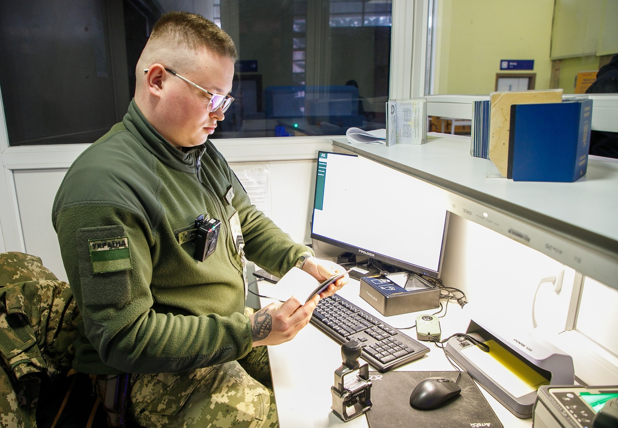 На кордоні Закарпаття викрили двох чоловіків із підробленими документами