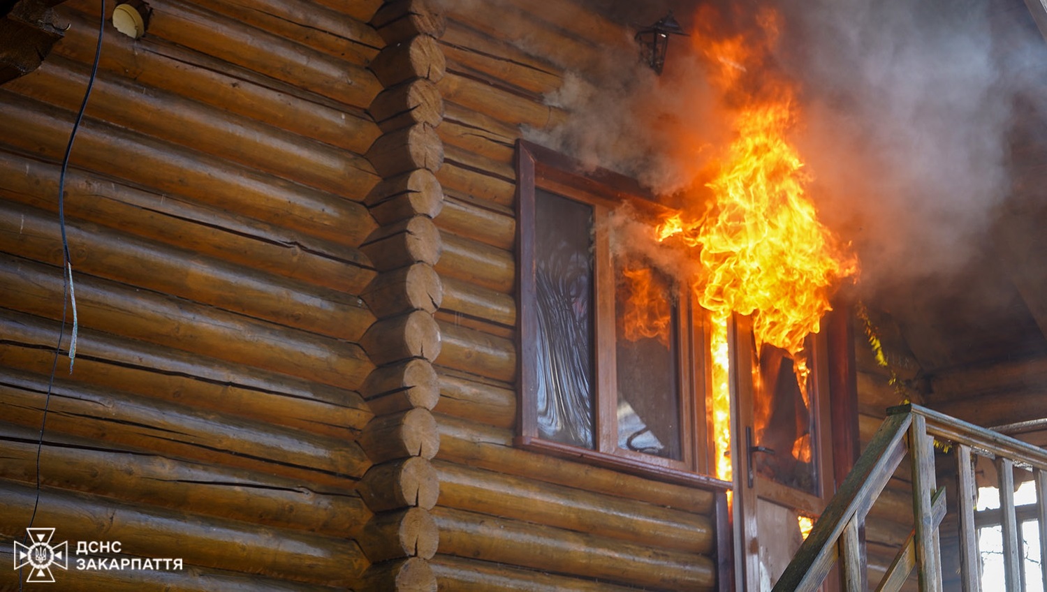 На Ужгородщині масштабна пожежа охопила відразу два будинки (ФОТО)
