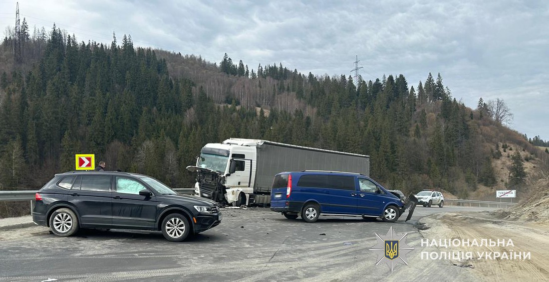 На Львівщині сталася масштабна ДТП за участі закарпатця (ФОТО)