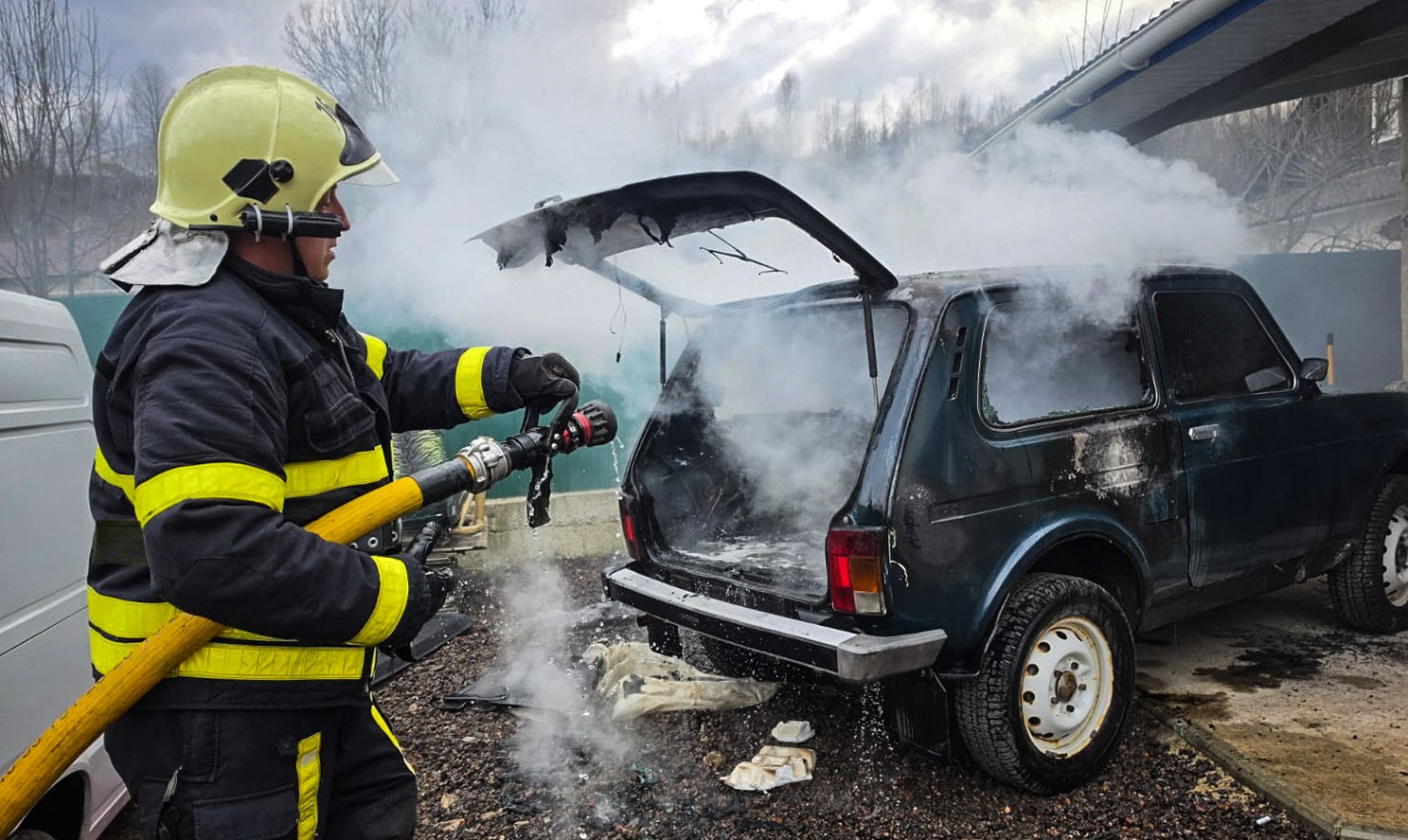 У Міжгір’ї на подвір’ї загорівся автомобіль (ФОТО)