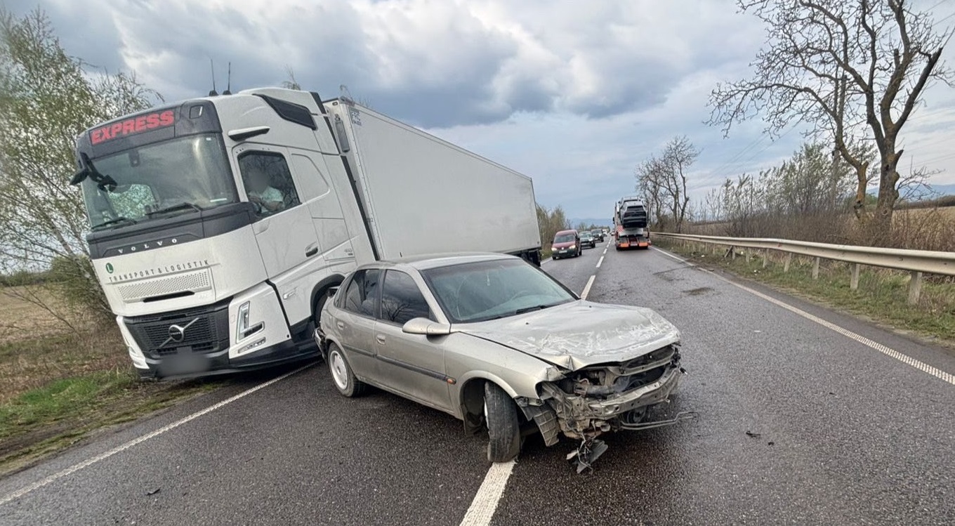 На околицях Ужгорода нетверезий водій врізався у вантажівку (ФОТО