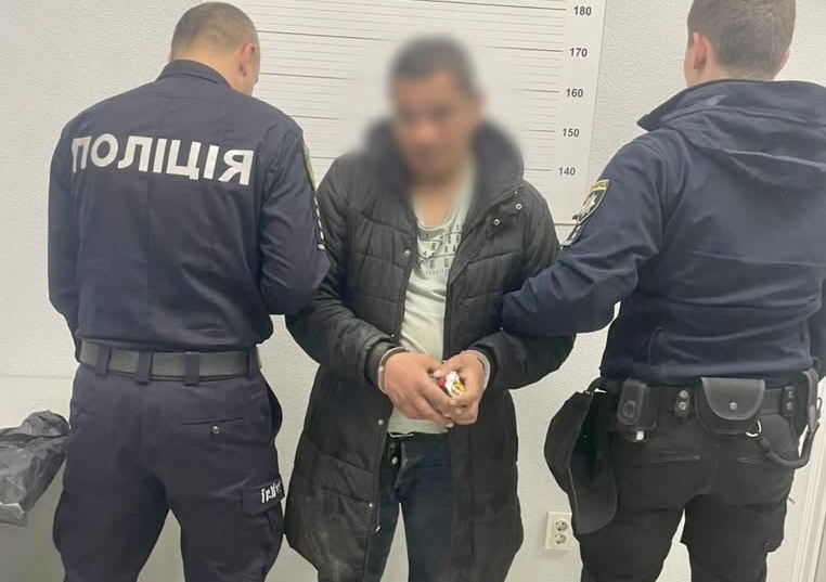 В Ужгороді чоловік стріляв по вікнах драмтеатру (ФОТО)