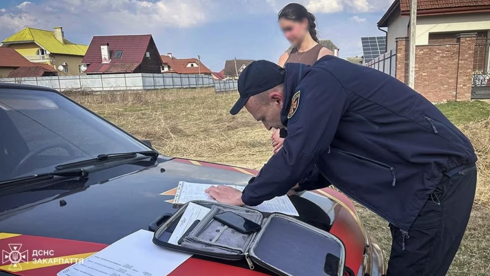 На Тячівщині оштрафували 29-річну жінку за спалювання сухостою (ФОТО)